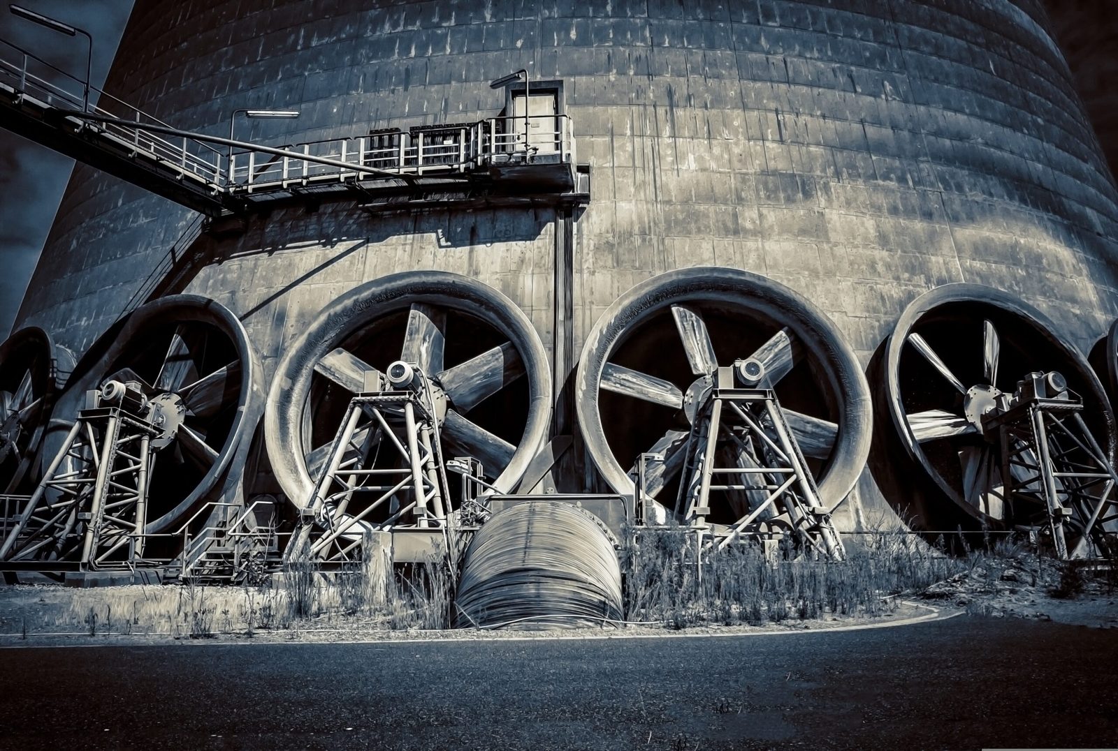 Grote industriële ventilatoren in zwart-wit